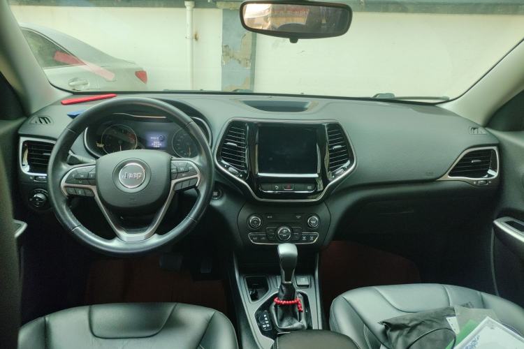 Used Jeep Cherokee 2019 2.0T Two-Wheel Drive Smart Enjoyment Version China VI
