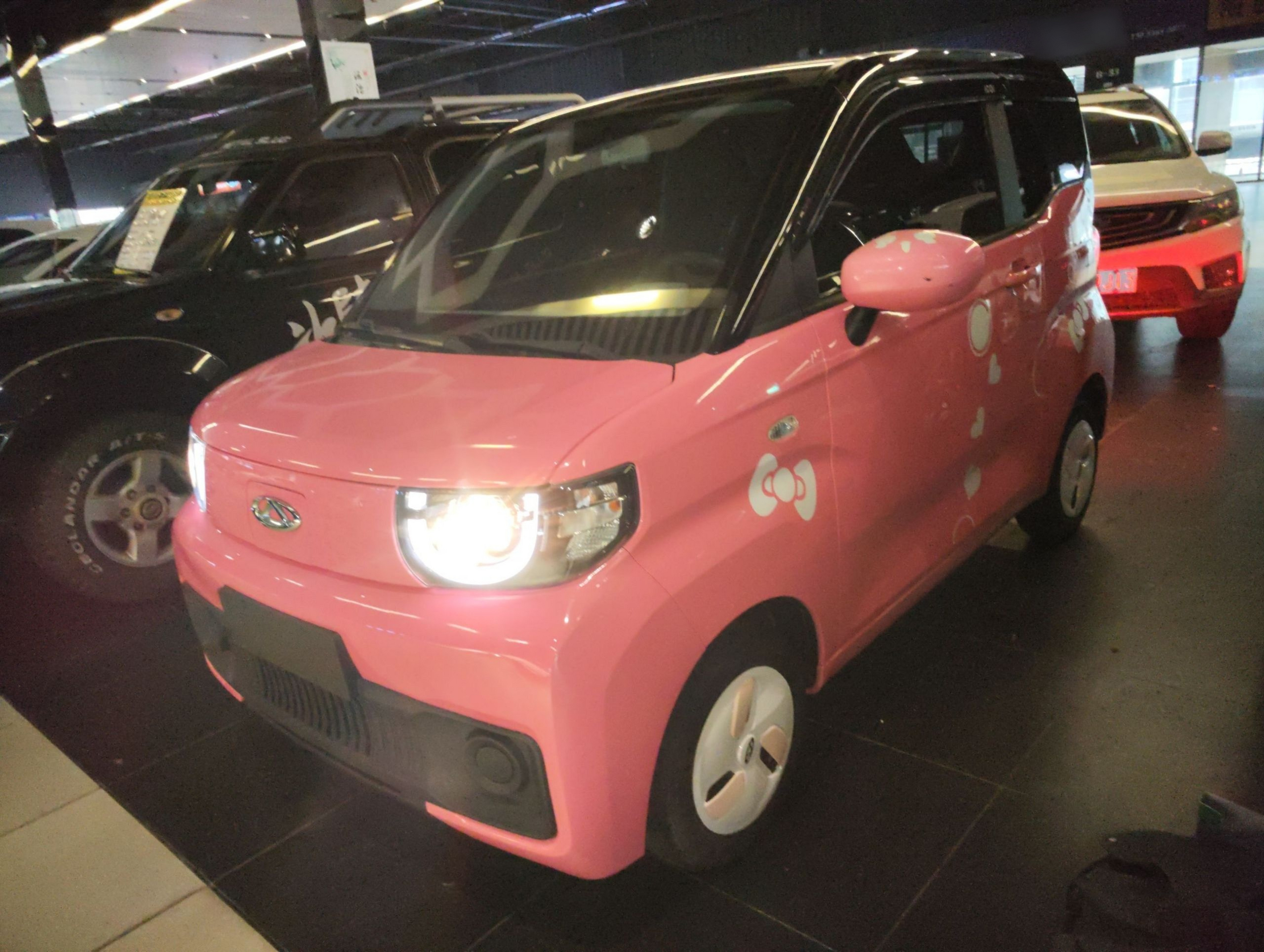 تحت مقدمة السيارة