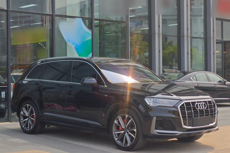 Used Audi Q7 2022 55 TFSI quattro S line Sport model
