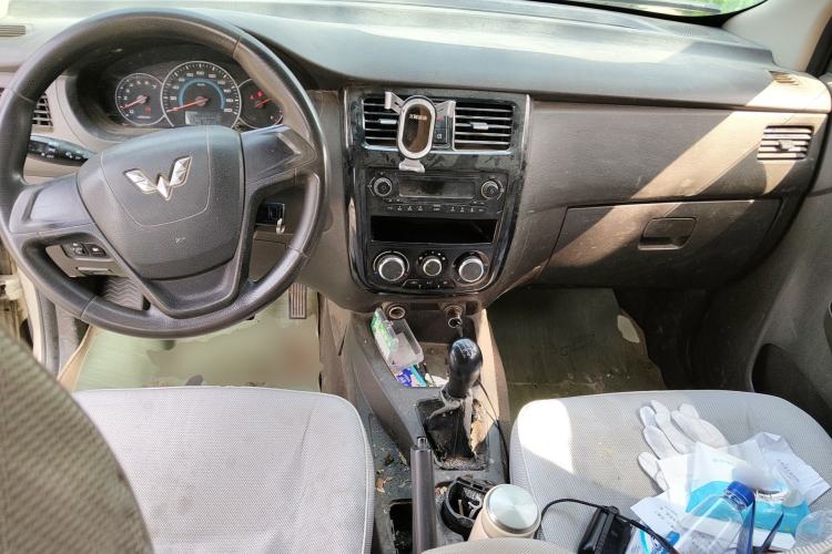 Used Wuling Rongguang V 2016 1.5L Standard Version Center Console