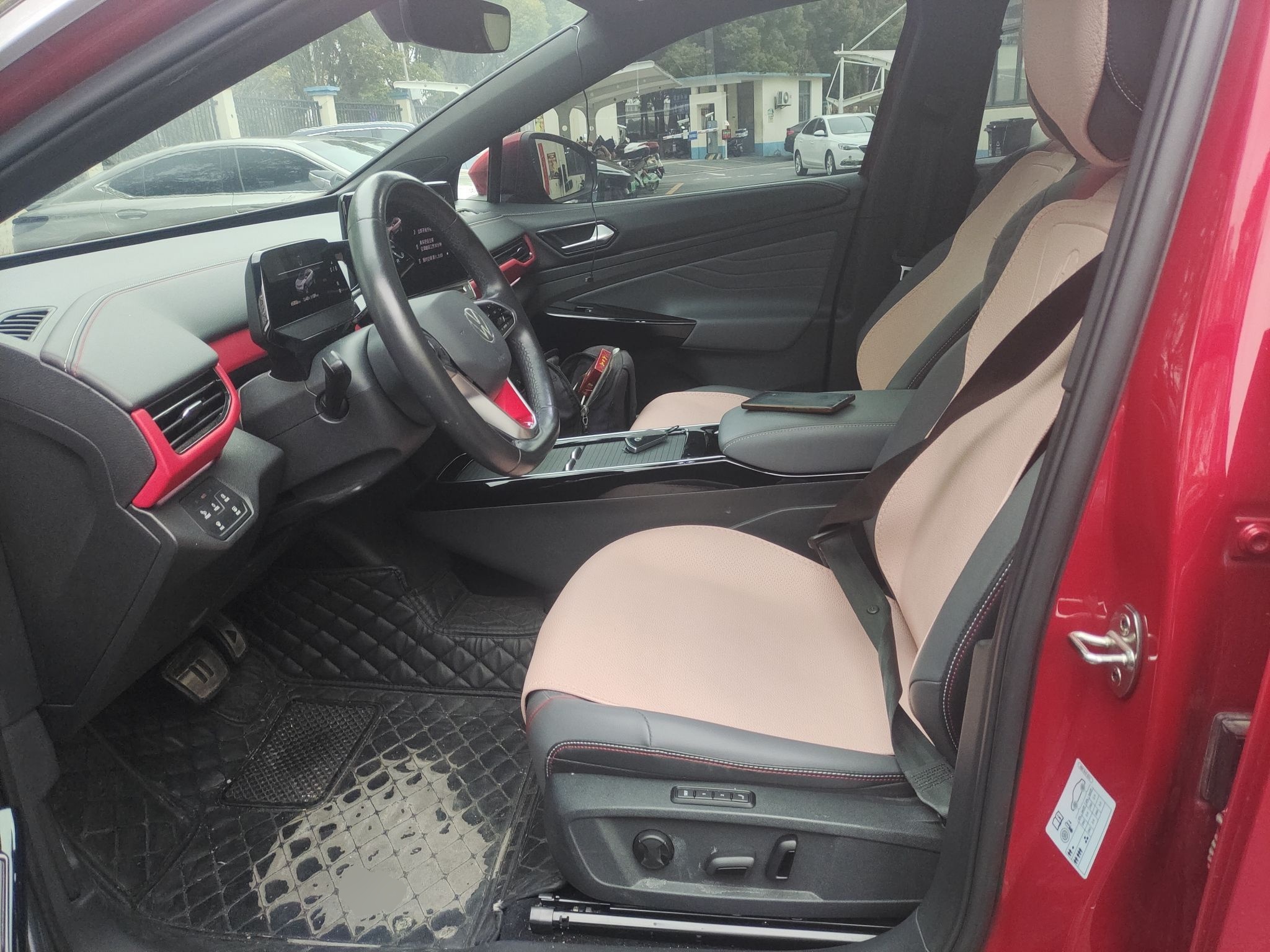 المقاعد الأمامية داخل السيارة