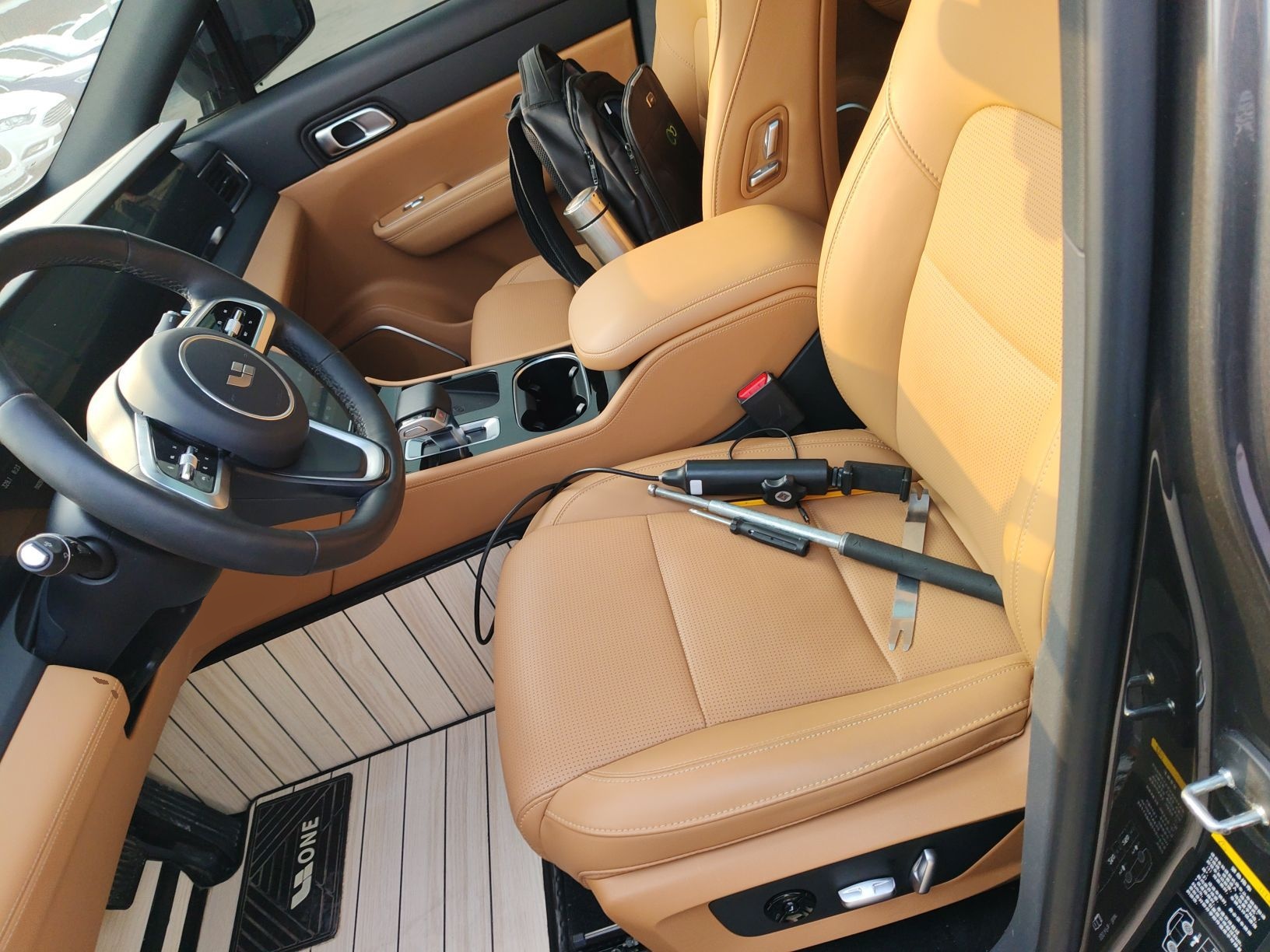 المقاعد الأمامية داخل السيارة