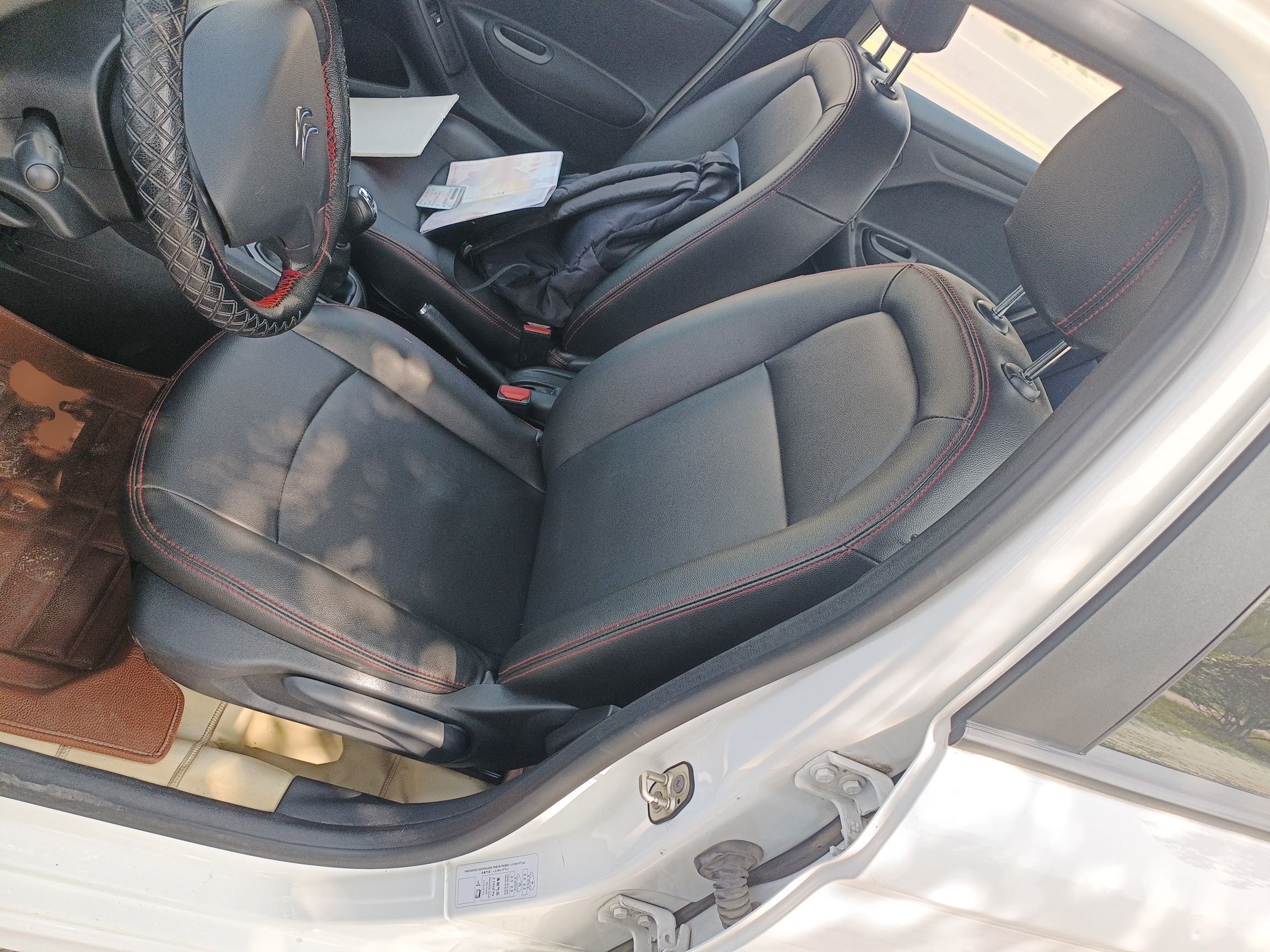 Переднее сиденье в автомобиле