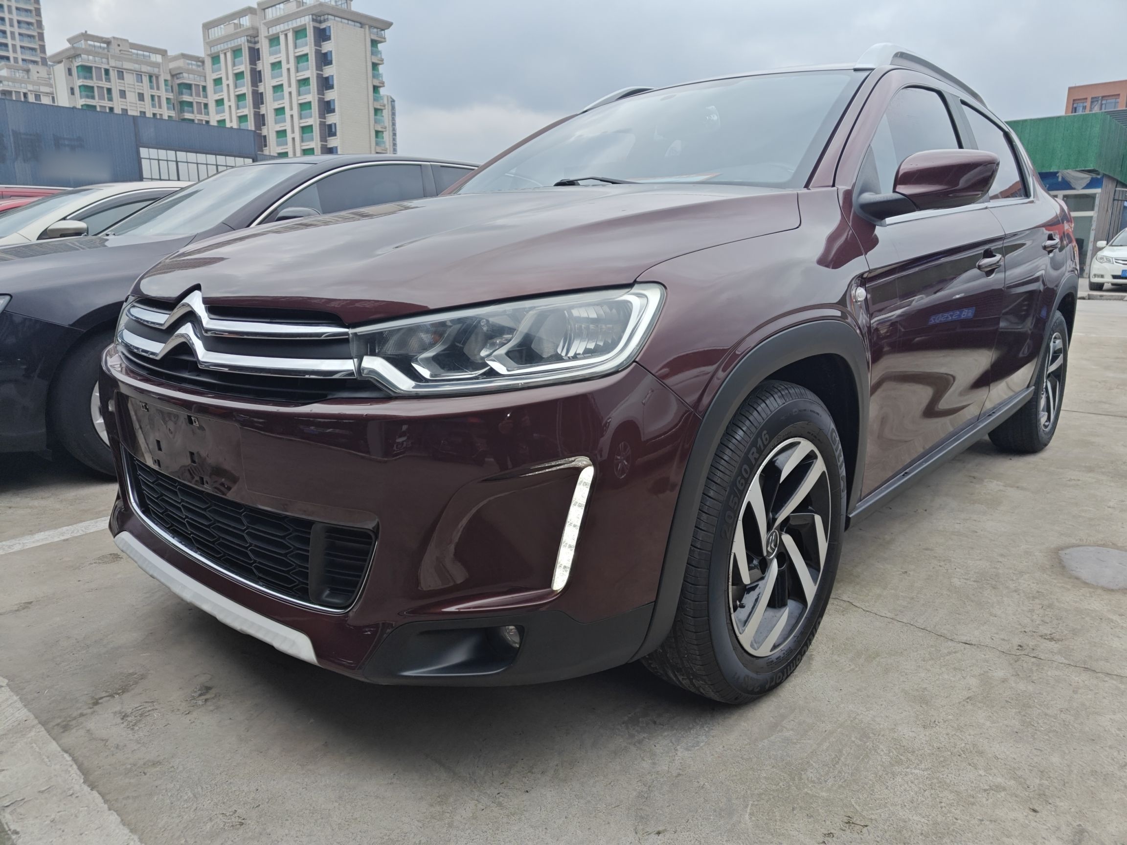 Под передней частью автомобиля