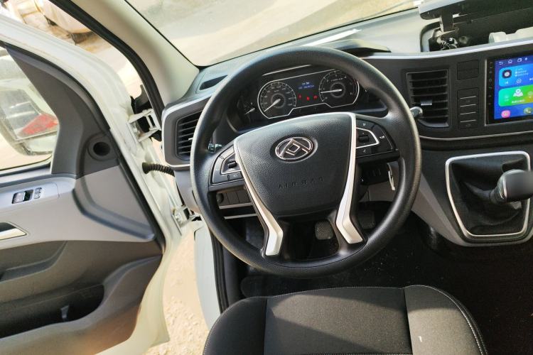 Used SAIC MAXUS Xintu V80 2024 Aotong Value Edition 6MT Long-Wheelbase Mid-Roof Model with 127 Ps Available in 6/7/8/9-Seater Configurations Steering Wheel