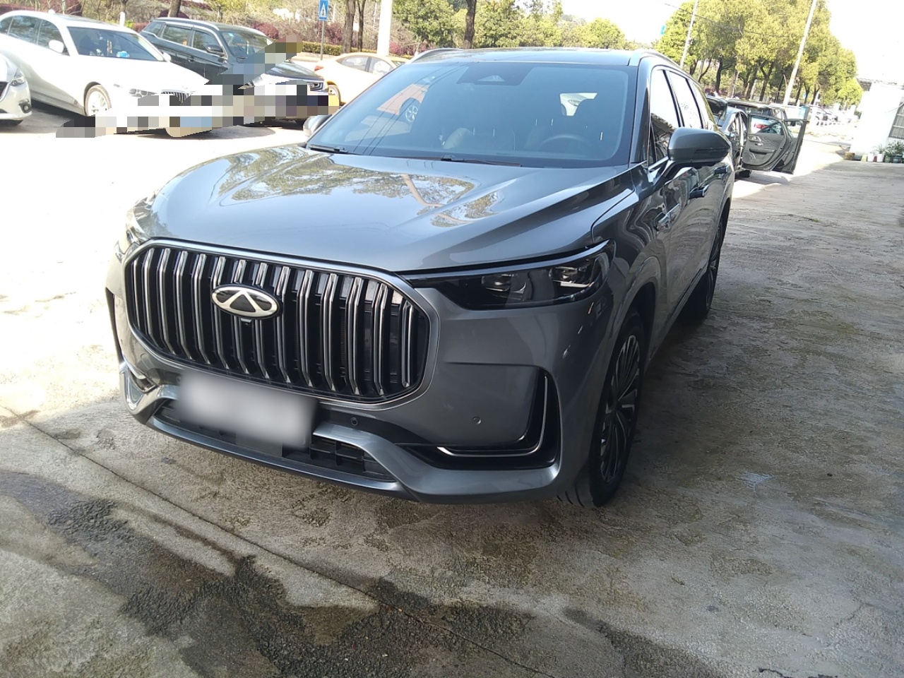 Под передней частью автомобиля