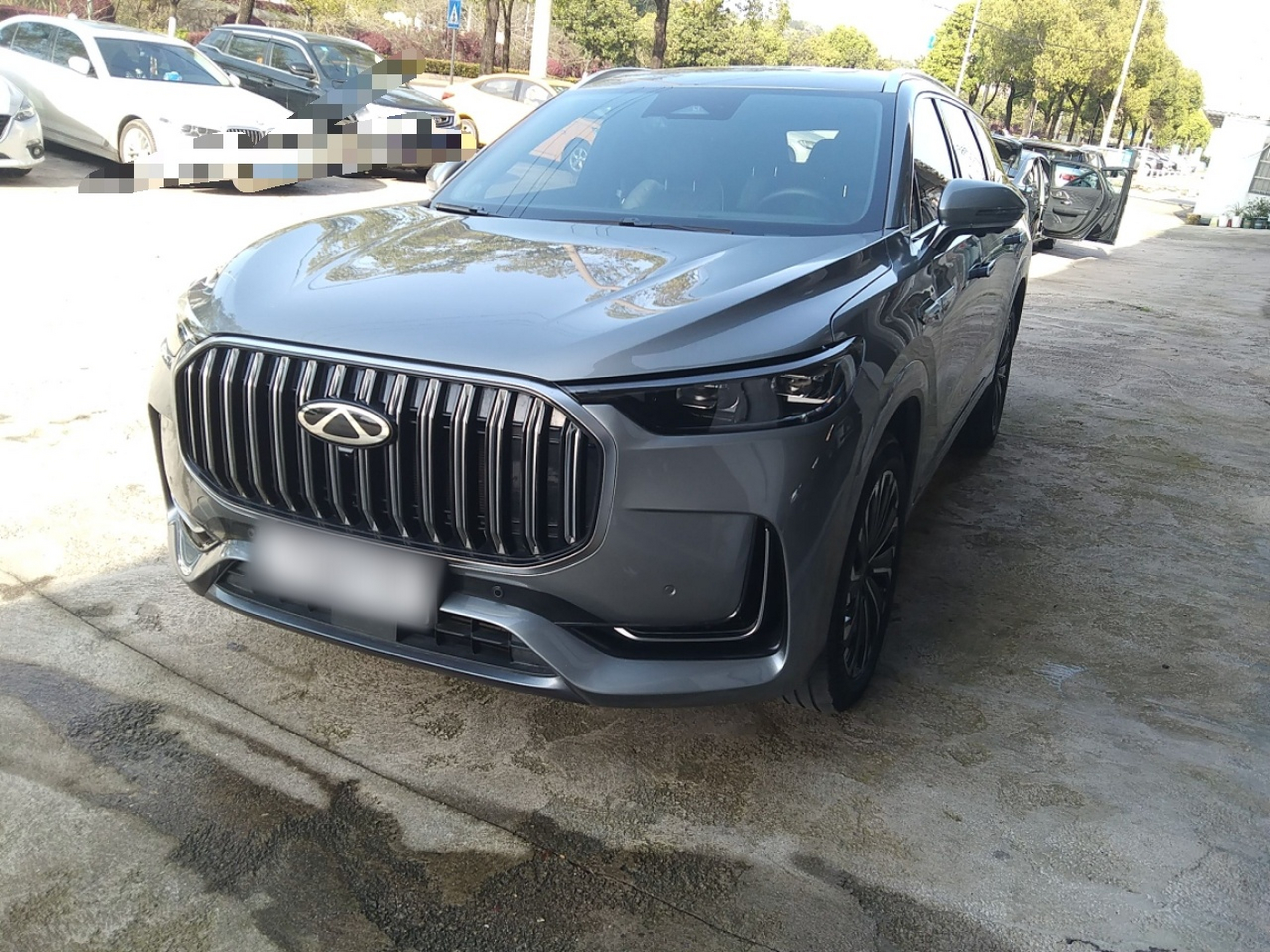 Под передней частью автомобиля