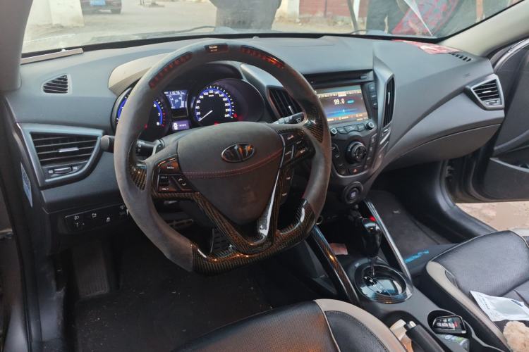 Used Hyundai Veloster 2012 1.6T Automatic Luxury Edition Center Console