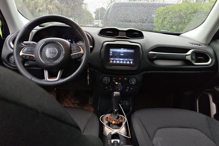 Used Jeep Renegade 2018 Connected Large Screen Version 180T Automatic High-Energy Edition Center Console