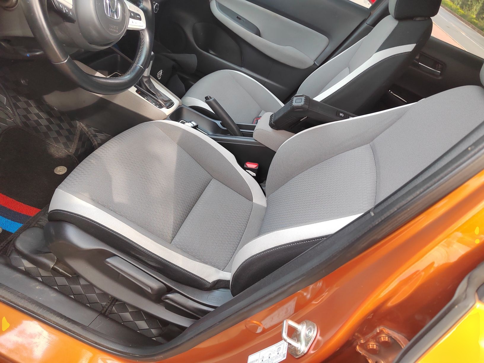 Переднее сиденье в автомобиле