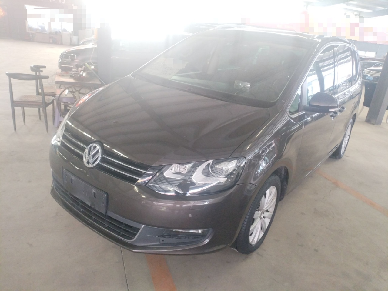 تحت مقدمة السيارة