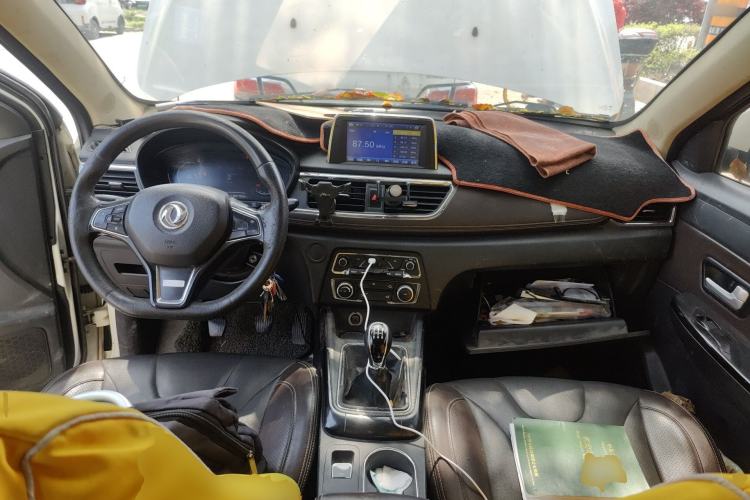 Used Dongfeng Fengon 370 2018 S370 1.5L Manual Luxury 5-Seater Center Console