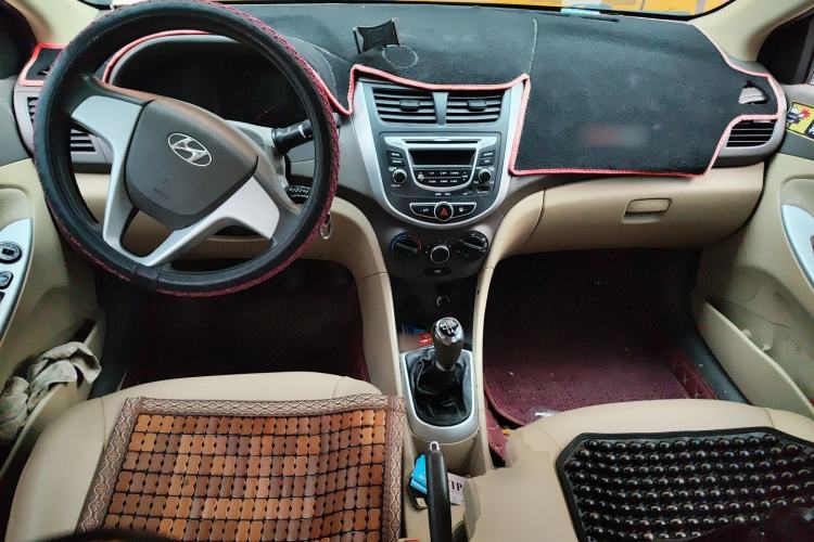 Used Hyundai Verna (older generation) 2010 Sedan 1.4L Manual Comfort GS Center Console