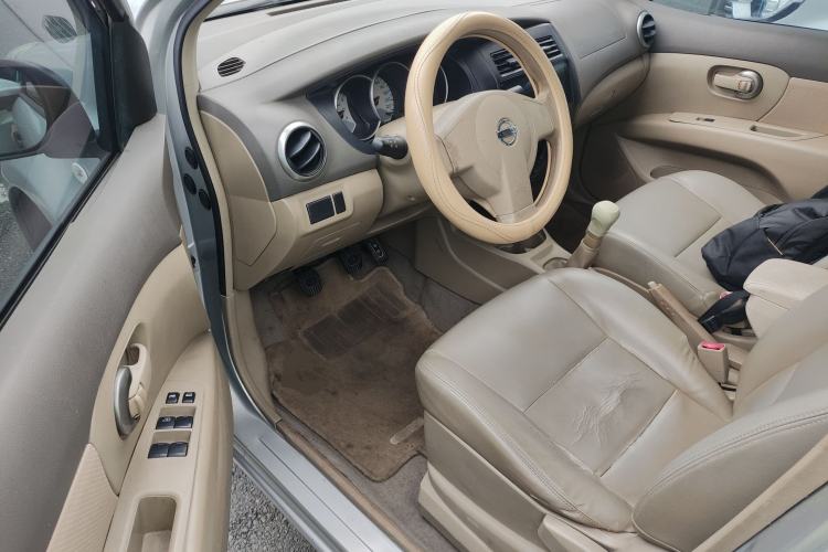 Used Nissan Livina 2010 Jingyue Edition 1.6L Manual All-Around Model Driver Seat