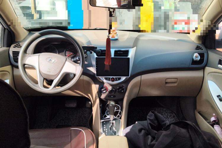 Used Hyundai Verna (older generation) 2010 Sedan 1.4L Automatic Fashionable GT Model Center Console