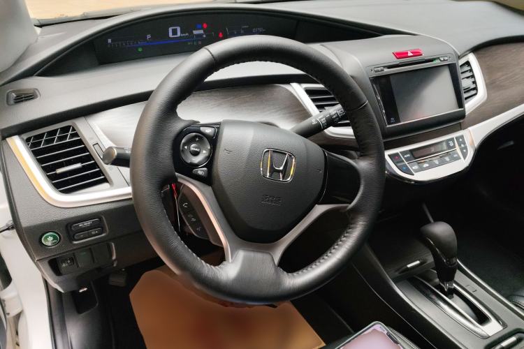 Used Honda Jade 2013 1.8L automatic Comfort version 5 seats Steering Wheel