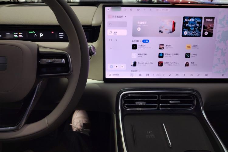 Used Geely Galaxy M9 2025 Model 230km Two-Wheel-Drive Exploration Edition Center Console