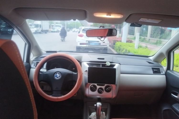 Used Venucia R50 2015 1.6L Automatic Fashion Edition Center Console