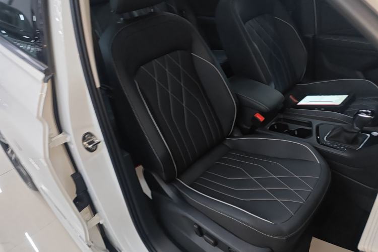 Used Volkswagen Tiguan L 2024 Outstanding Model 330TSI Automatic Two-Wheel Drive R-Line Dragon Glory Edition
