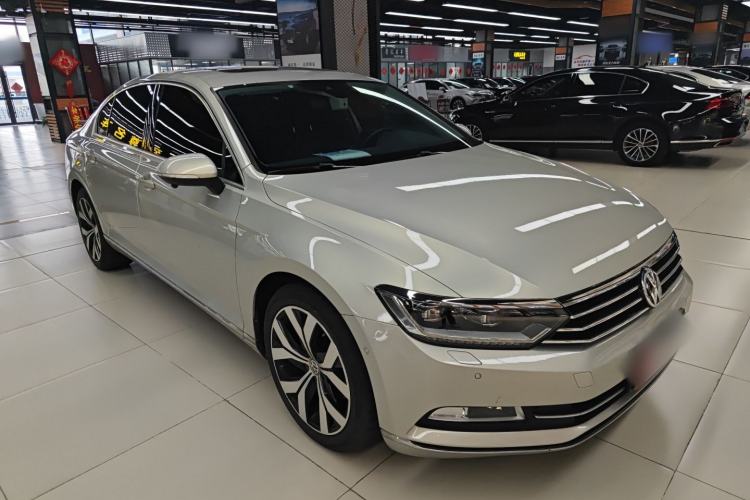 Used Volkswagen Magotan 2018 330TSI DSG Luxury Model Front Right 45 Deg