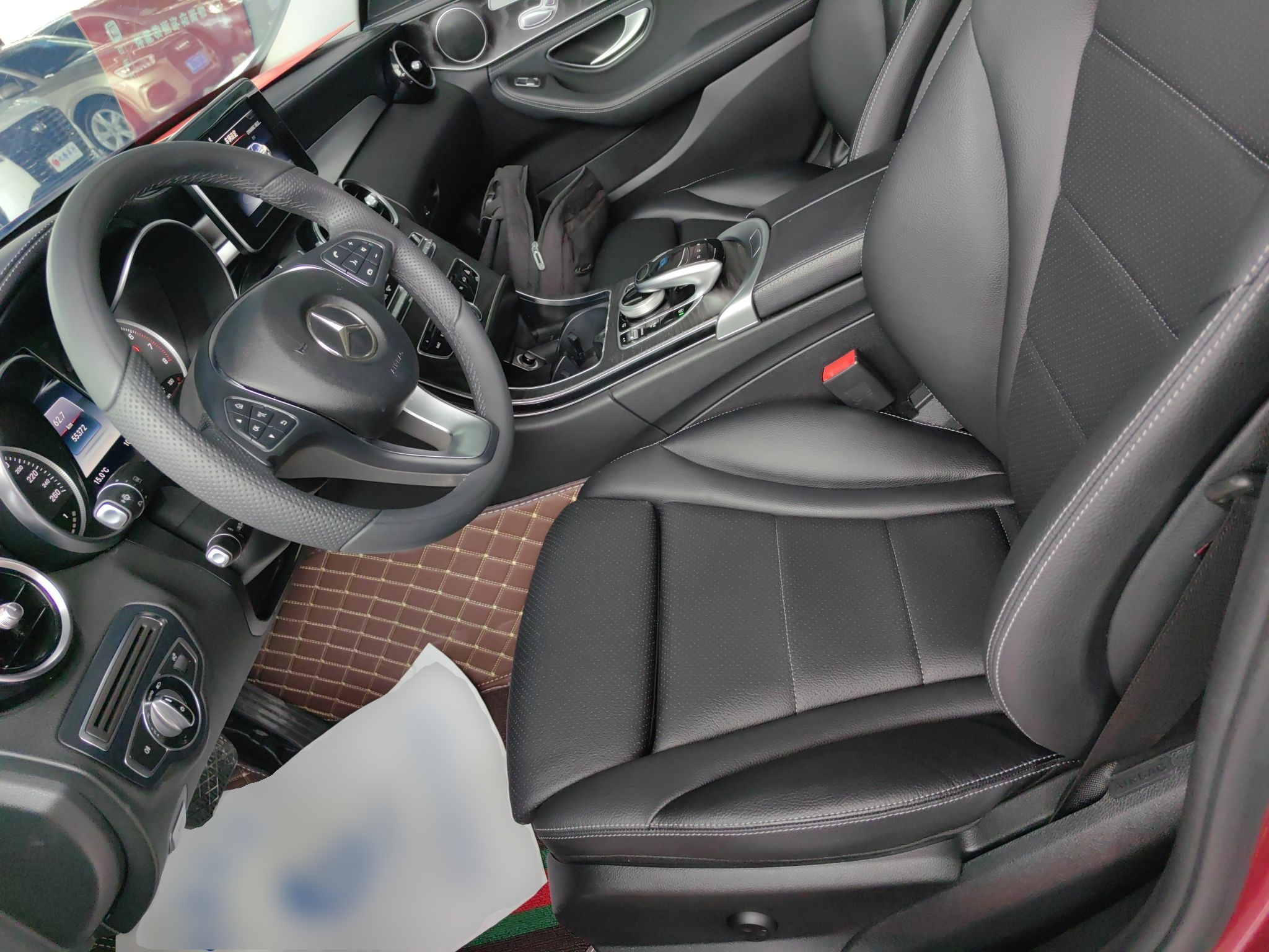 المقاعد الأمامية داخل السيارة