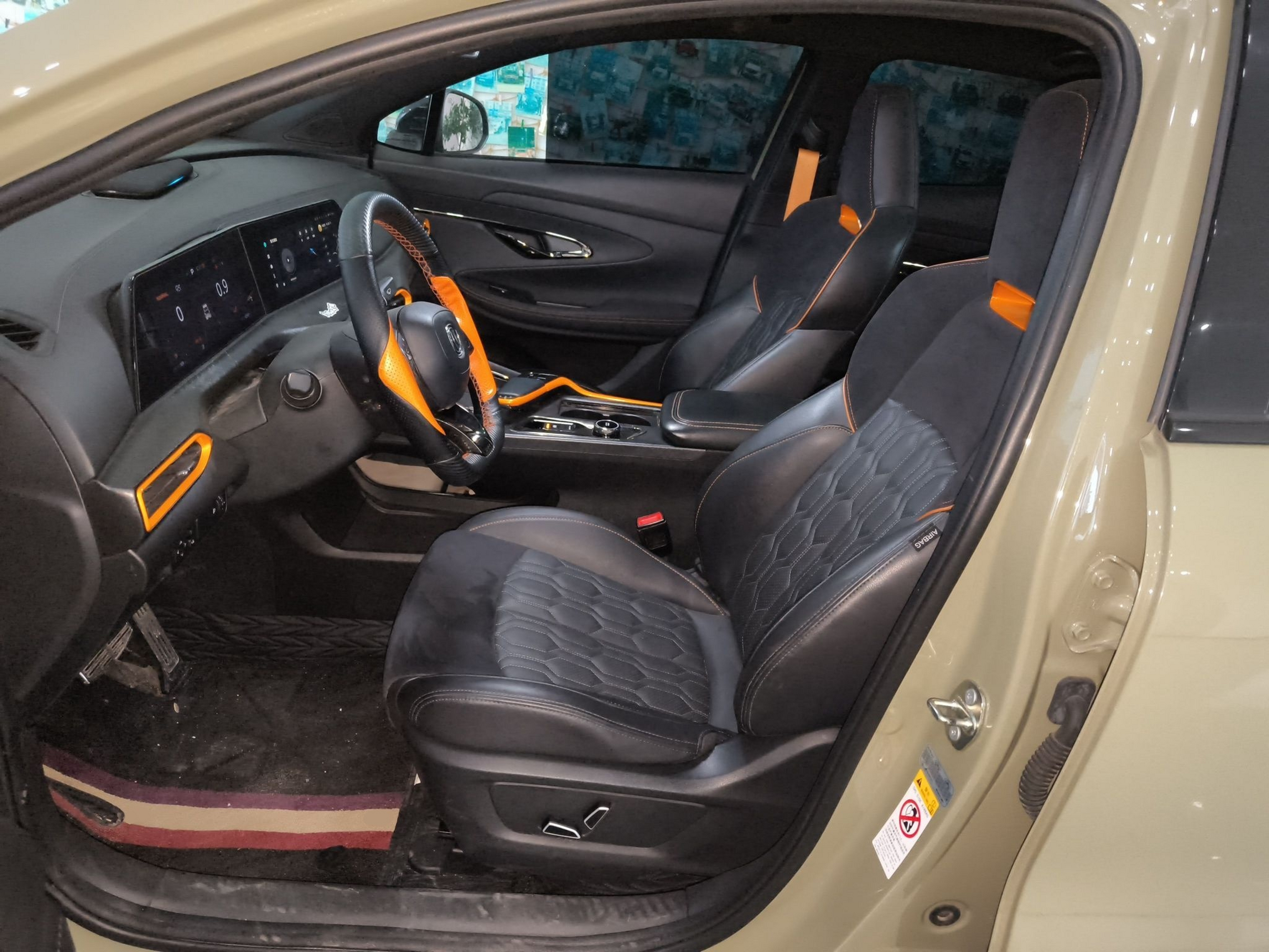 Переднее сиденье в автомобиле