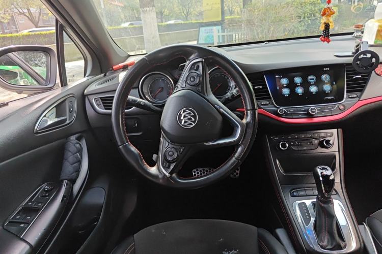 Used Buick Verano 2018 Hatchback GS 20T Dual-Clutch Luxury Model Steering Wheel