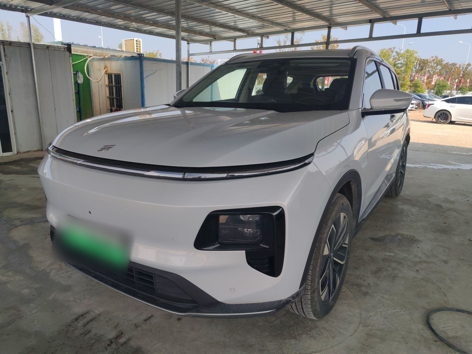 Под передней частью автомобиля