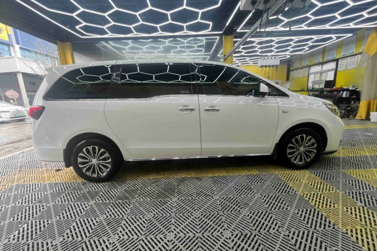 Used Buick GL8 2023 Facelifted Land Cruiser Executive Luxury Version Exterior 4