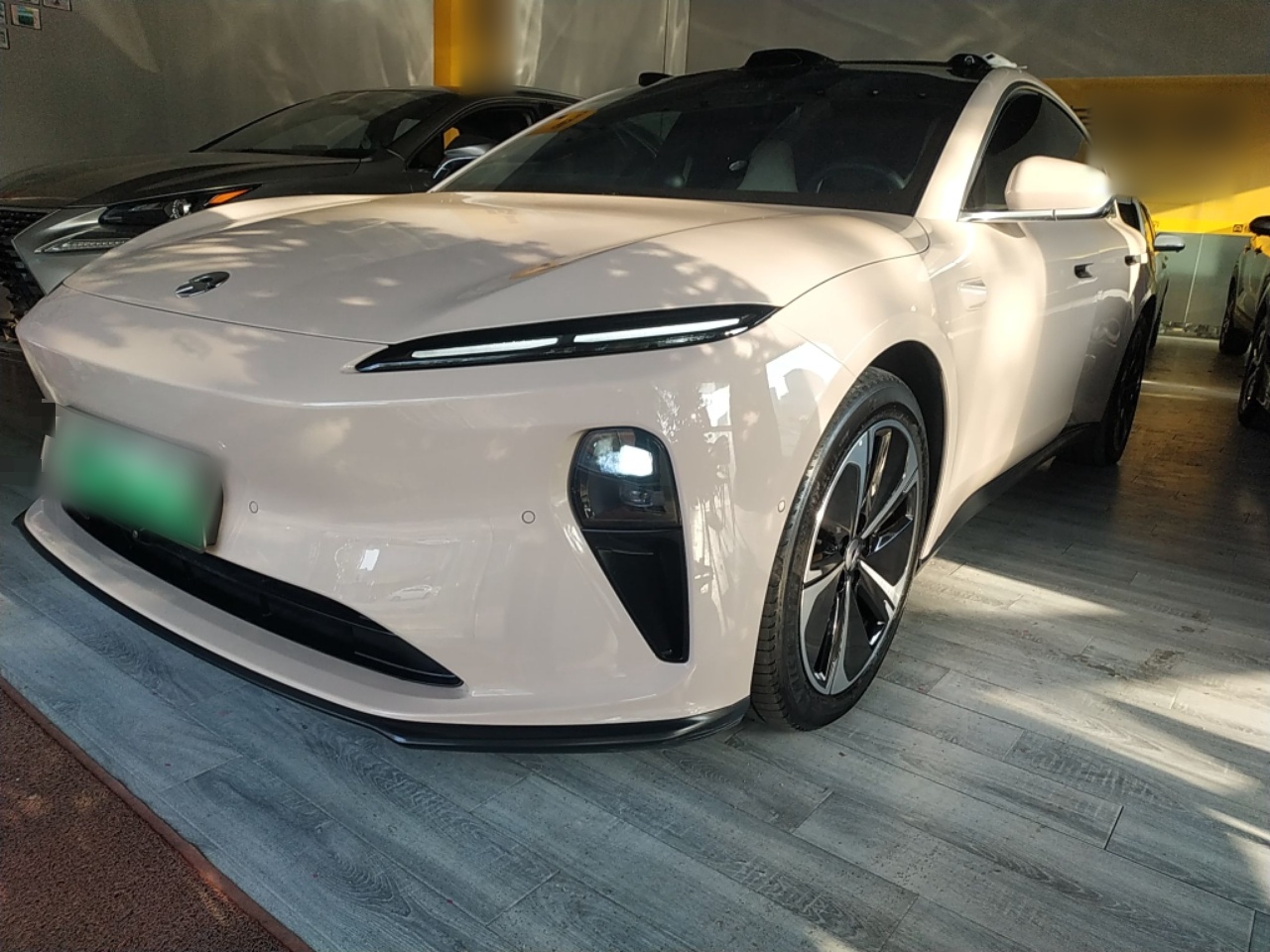 تحت مقدمة السيارة