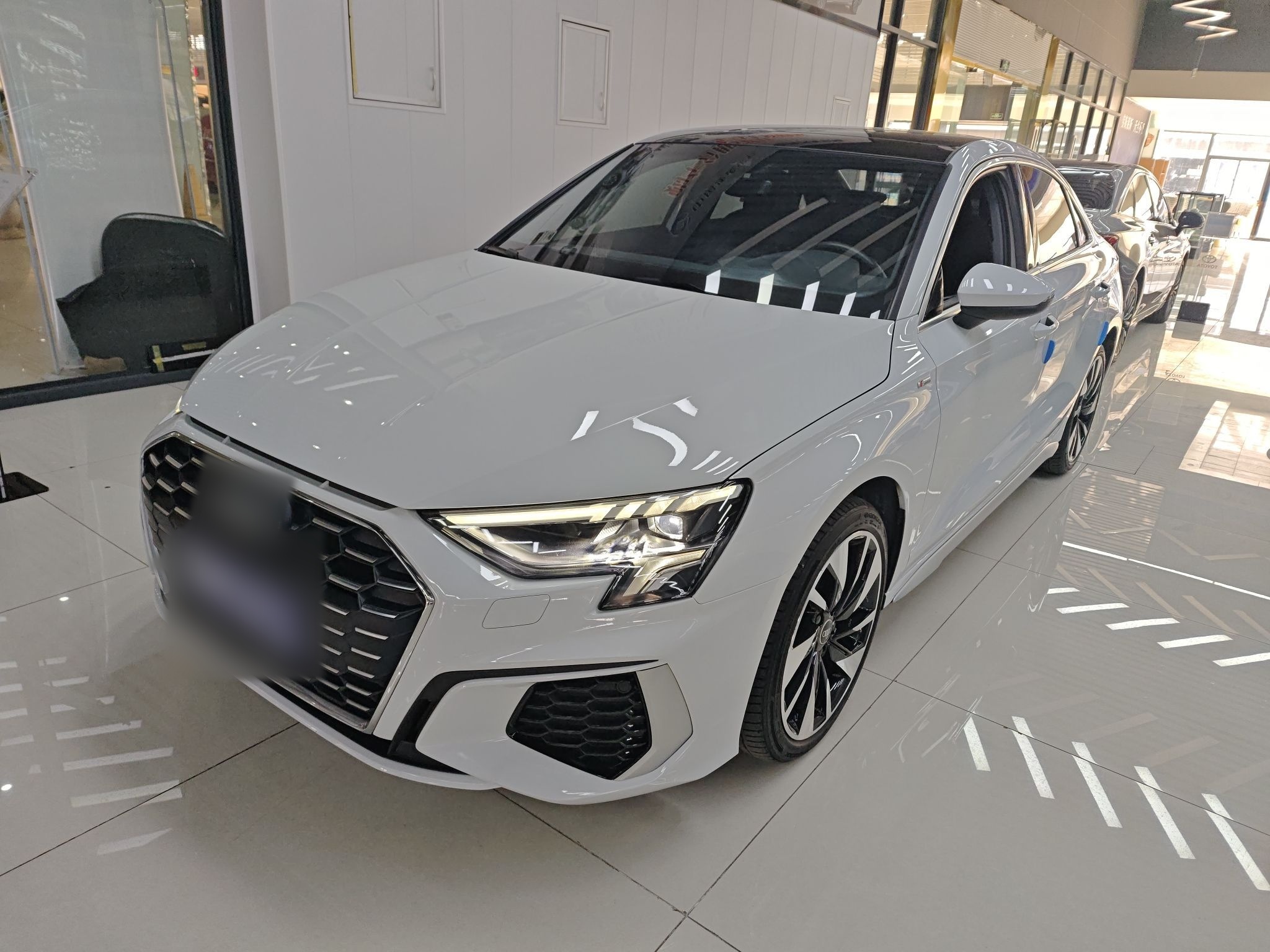 Под передней частью автомобиля