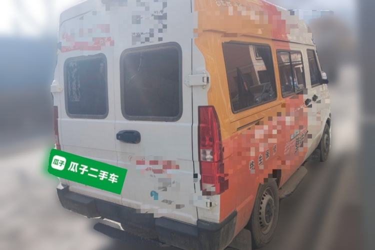 Used Iveco Daily 2023 2.5T A35M1 Short Wheelbase Low-Roof Single-Tire Side-Sliding Door 5-9 Seater
