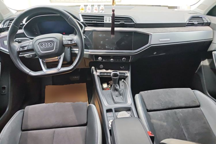 Used Audi Q3 2019 40 TFSI Fashion Dynamic Model Center Console