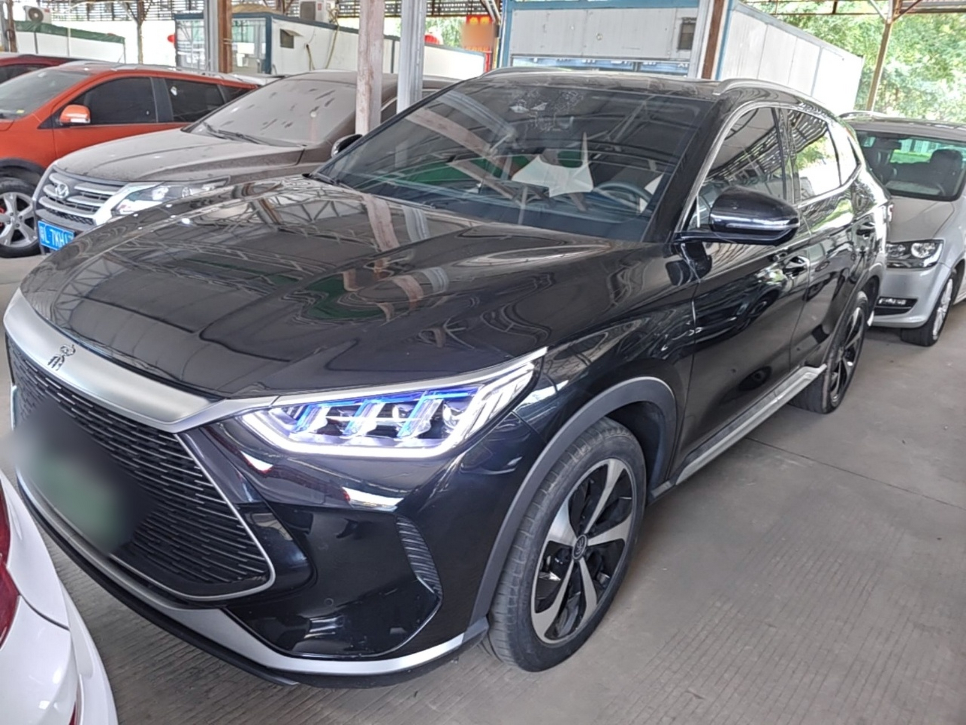 Под передней частью автомобиля