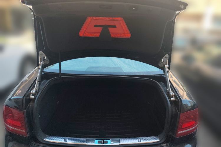 Used Volkswagen Phaeton 2011 3.6L V6 4-Seater Extended-Length Individual Edition Trunk