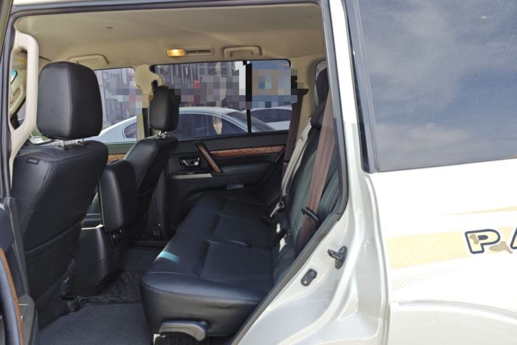 Used Mitsubishi Pajero 2020 3.0L Automatic Luxury Off-Road Version Left Rear Seat