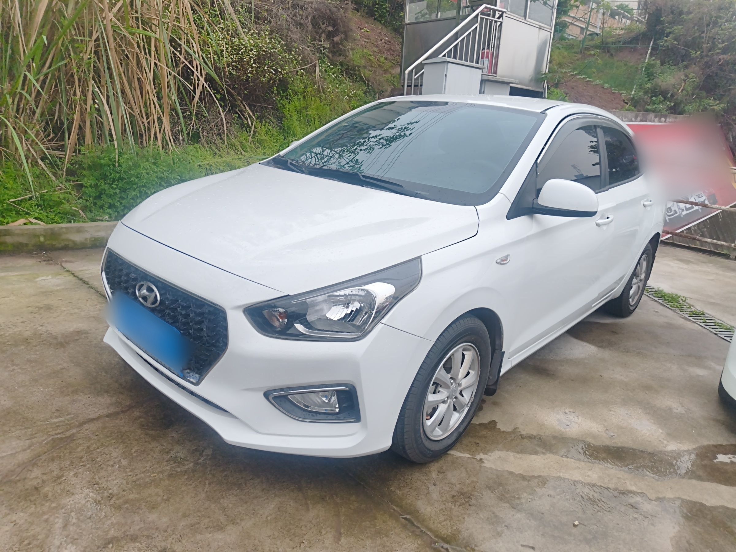 تحت مقدمة السيارة