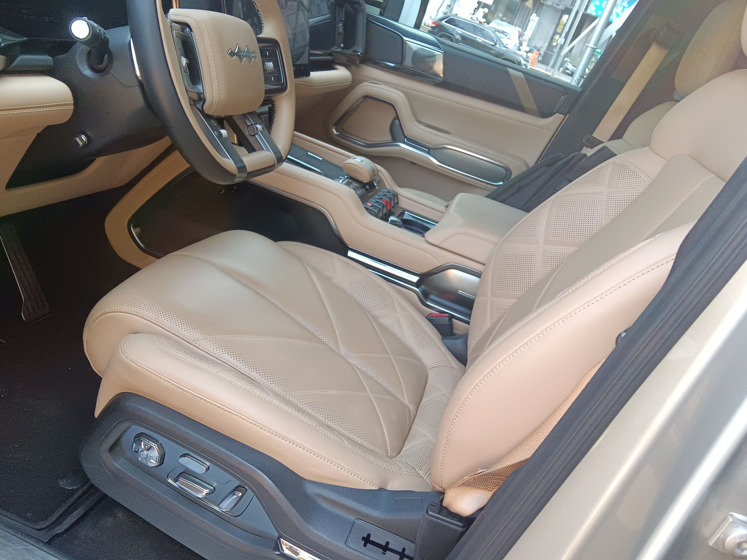 المقاعد الأمامية داخل السيارة