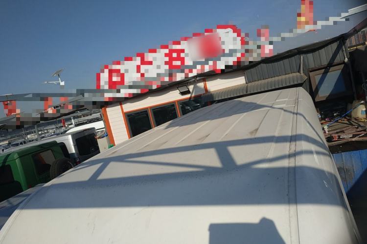 Used Sinotruk Pioneer V 2024 Multi-Function Edition 2.0T Automatic Mid-Roof with Central Axle
