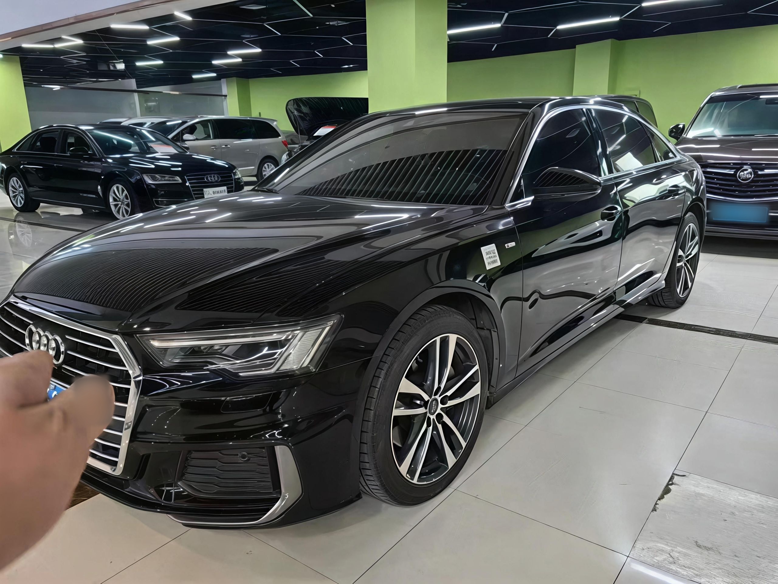 Под передней частью автомобиля