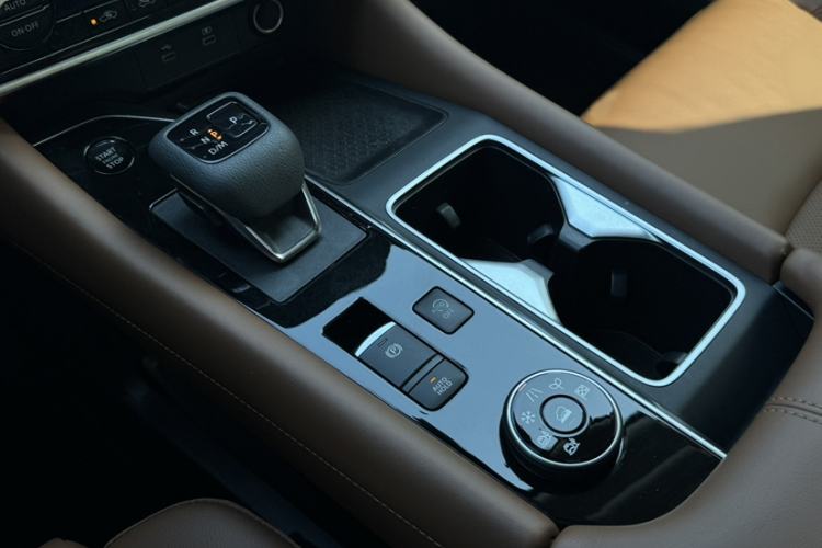 Used Nissan Pathfinder 2024 380 VC-TURBO Four-Wheel Drive Intelligent Driving Version 6 Seats Gear Lever