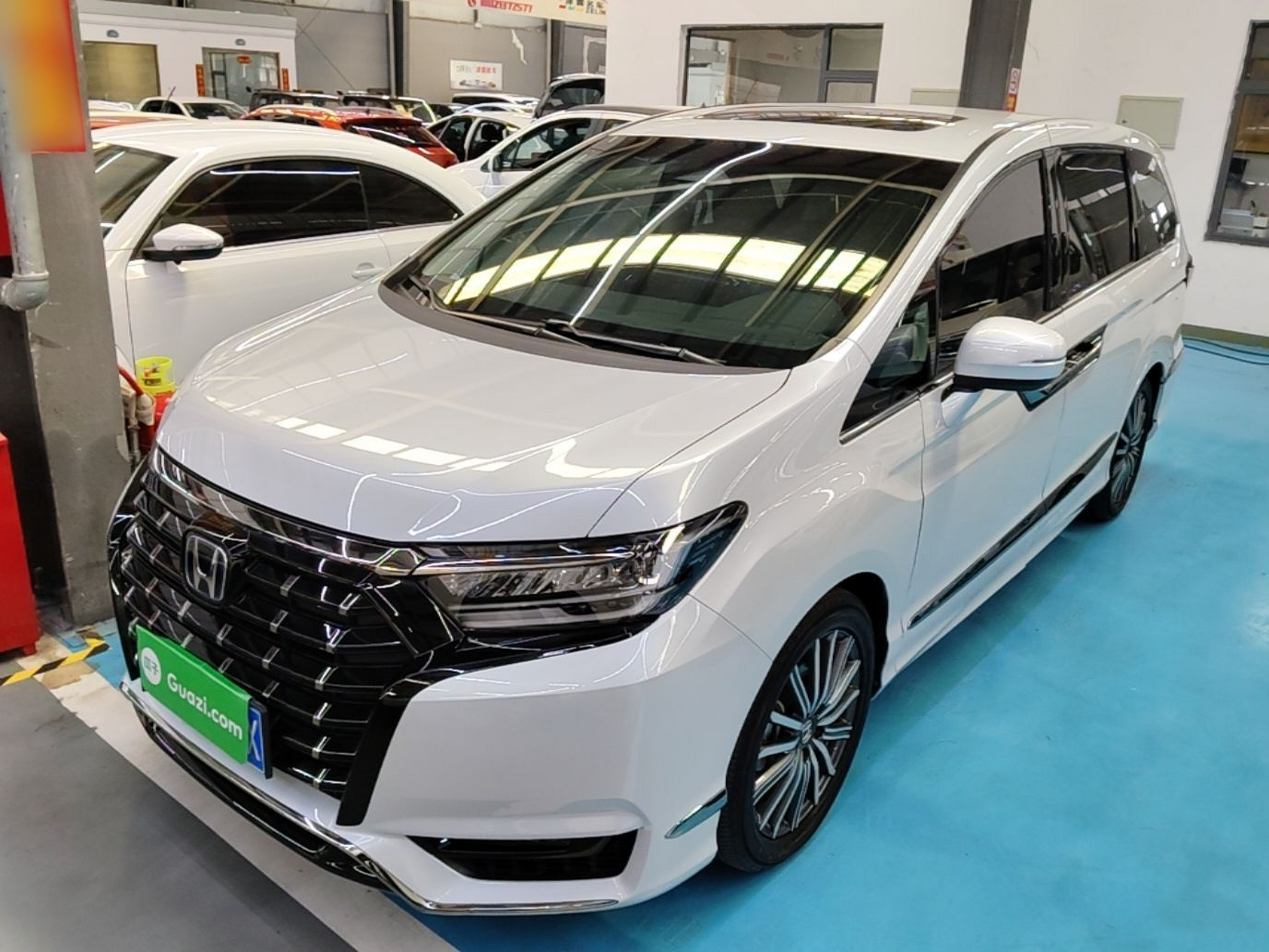 Unter der Vorderseite des Autos