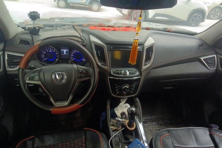 Used CHANGAN CS75 2017 Shangkui Edition 1.5T Manual Fengxiang Model Center Console
