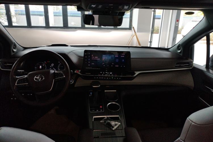 Used Toyota Granvia 2023 2.5L Hybrid Flagship VIP Edition