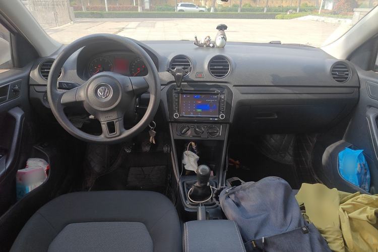 Used Volkswagen Jetta 2015 Zhuihui Edition 1.4L Manual Fashion Model Center Console