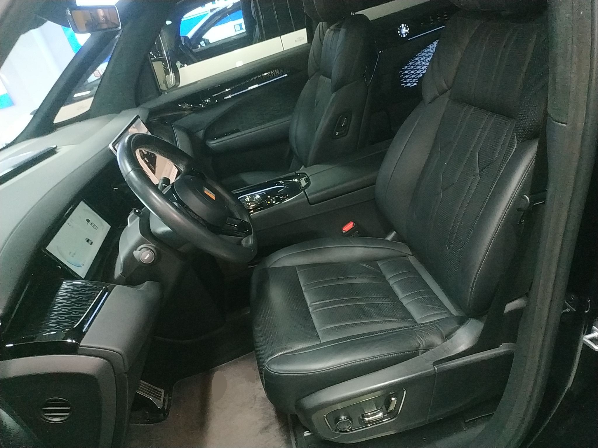 المقاعد الأمامية داخل السيارة