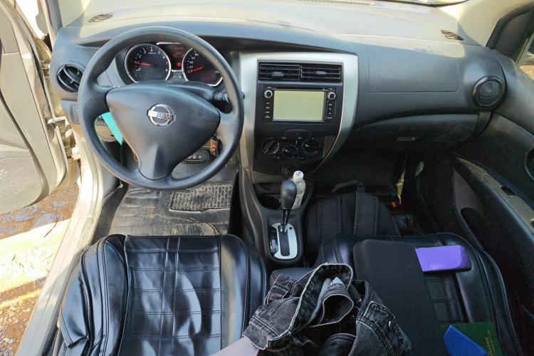 Used Nissan Livina 2013 1.6XE CVT Comfort Edition Center Console