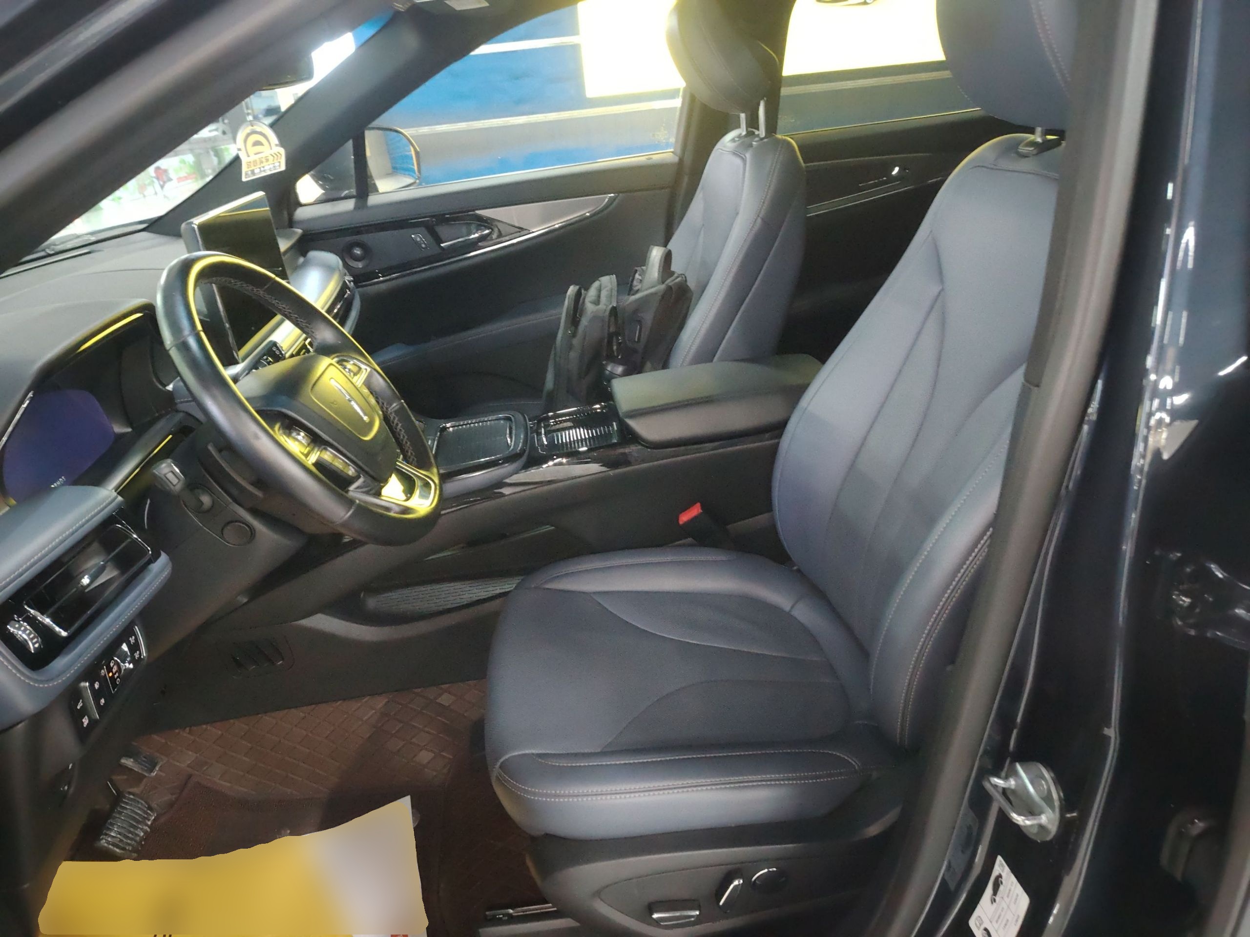 المقاعد الأمامية داخل السيارة