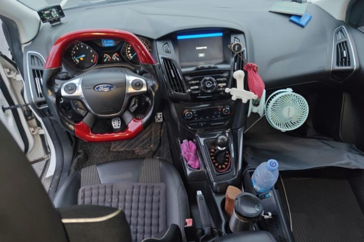 Used Ford Focus 2012 Sedan 1.6L Manual Fashion Edition Center Console