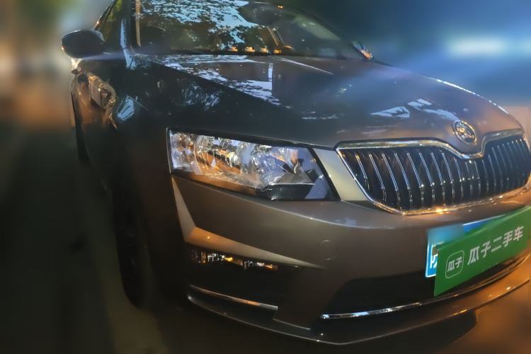 Used Skoda Octavia 2016 1.6L Automatic Smart Drive Edition Front Right 45 Deg